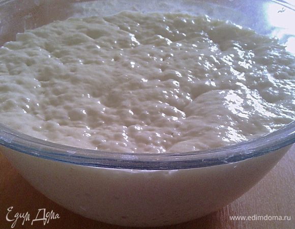 Накрываем плёнкой и оставляем подниматься на 12 часов. Тесто увеличится раз в 5.