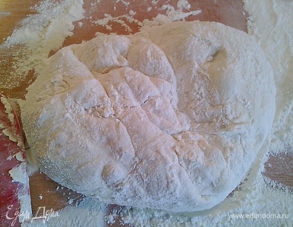 Быстрыми движениями, с помощью скребка или лопатки, складываем наше тесто от краёв к середине.