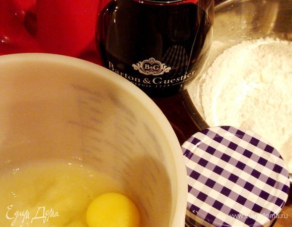 "Жидкие" ингредиенты смешать миксером с сахаром, "сухие"- в отдельной миске. Соединить обе смеси.