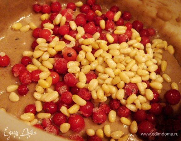 Я использовала джем из протёртой лесной клубники и в кекс решила добавить по большой горсти клюквы и кедровых орешков  Выбирайте добавки, подходящие по вкусу к вашему варенью.