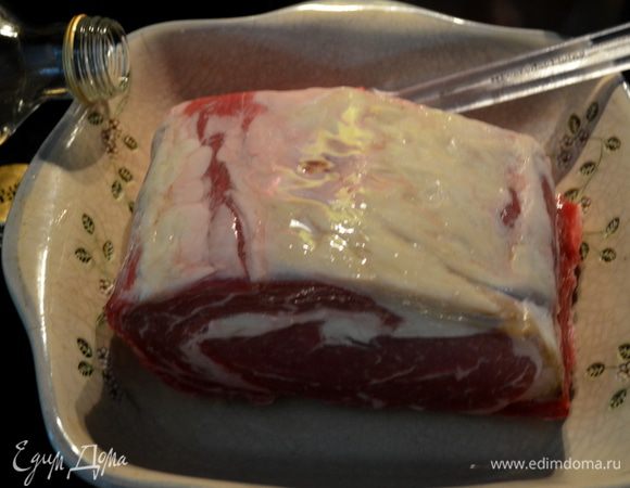 Разогреть духовку до 210 гр.
Смазать  говяжий кусок кисточкой олив.маслом. Посолить и поперчить.