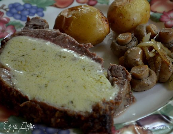 В маленькой кастрюльке поставим на огонь вин. уксус, шалот и эстрагон. Готовим примерно 4 мин.Затем через ситечко пропускаем.И в чистую кастрюлю возвращаем. Добавим желтки и 2 стол. л воды. Поставим на медлен.огонь на 3-4 мин. помешиваем. Добавим слив. масло,к ак масло начнет давать пузырьки снять с огня и опять поставить чтоб масло все разошлось.И продолжаем мешать 3 мин. примерно. Посолим и подаем тут же с мясом.