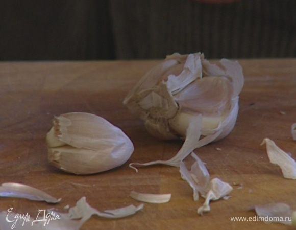 Неочищенный чеснок поместить в небольшую кастрюлю, залить кипятком так, чтобы он был покрыт, и варить 5 минут.