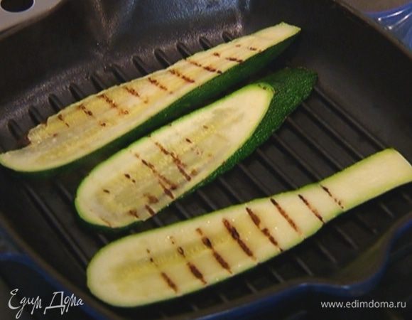 Разогреть сковороду-гриль, смазать полоски цукини оливковым маслом (можно воспользоваться кисточкой) и обжарить с двух сторон. 