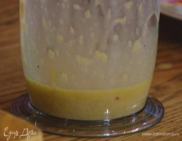 Приготовить заправку: соединить чеснок с 2 ст. ложками оливкового масла, ореховым маслом, винным уксусом, горчицей, посолить, поперчить и взбить погружным блендером. Чтобы заправка стала более густой, взбить еще немного миксером.