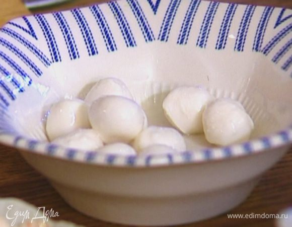 Моцареллу нарезать кружками.