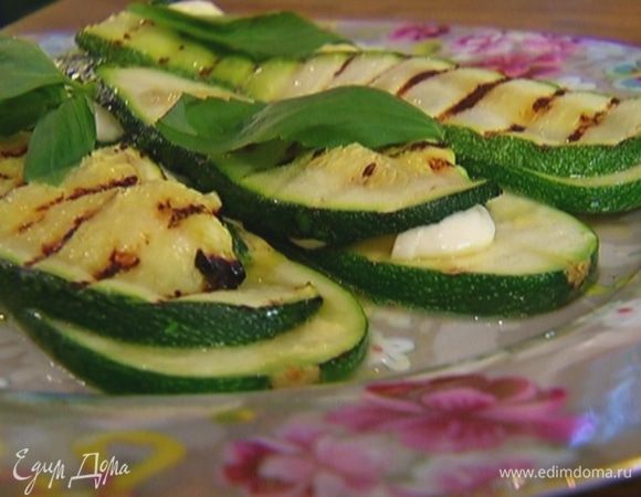 Украсить листьями базилика.