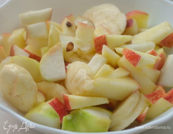 Фрукты нарезать на мелкие кубики и сбрызнуть лимонным соком. 