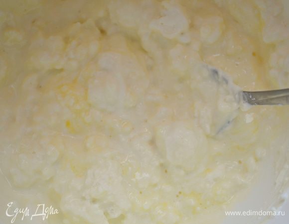 Яйца разделить на белки и желтки. Творог смешать с желтками и сметаной. Все растереть до однородности. 