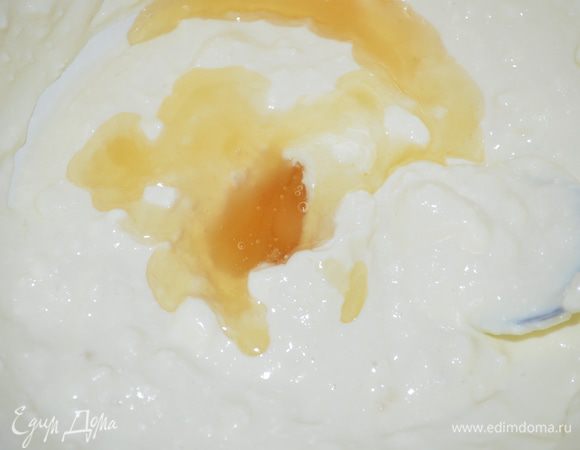 добавить мед (я  его чуть прогрела в СВЧ, т к у меня он очень твердый), если меда нет, то 2 ст ложки сахара