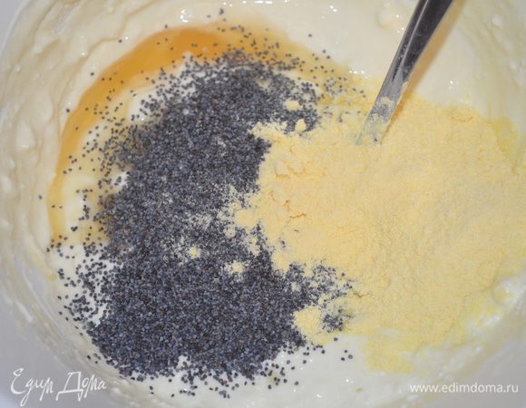 ...далее добавляем мак и муку и все размешиваем еще раз