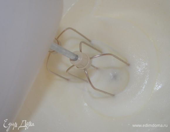 холодные белки взбить с ванильным сахаром  в пышную пену с щепоткой соли