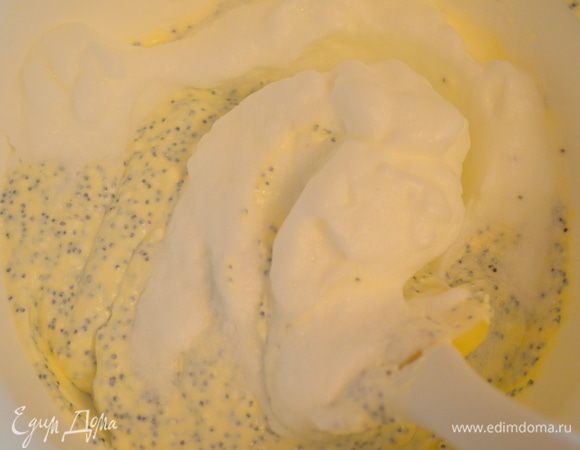 порционно ввести белки в творожную массу, сильно не мешать, чтобы не потерять воздушности!