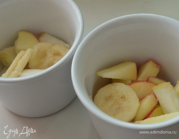 формочки смазать масло ( можно и в одной большой стеклянной) выложить на дно подготовленные фрукты, присыпать их крахмалом. 