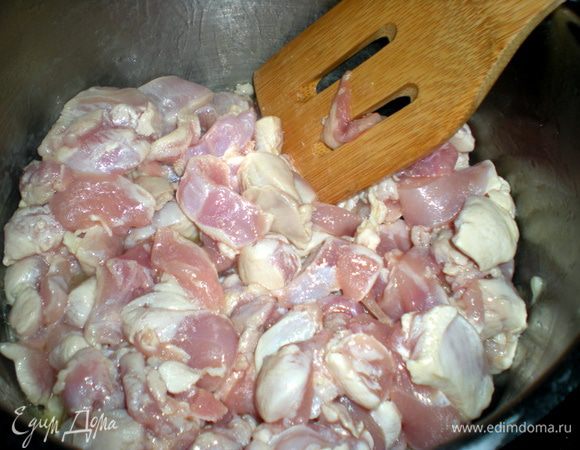 В сотейнике разогреть масло и обжарить в нём куриное филе,нарезанное на кубики.Посолить,поперчить.