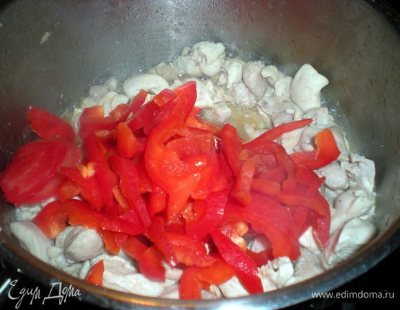 Добавить сладкий перец,помидоры,томатную пасту,сметану и приправы (у меня прованские травы)
