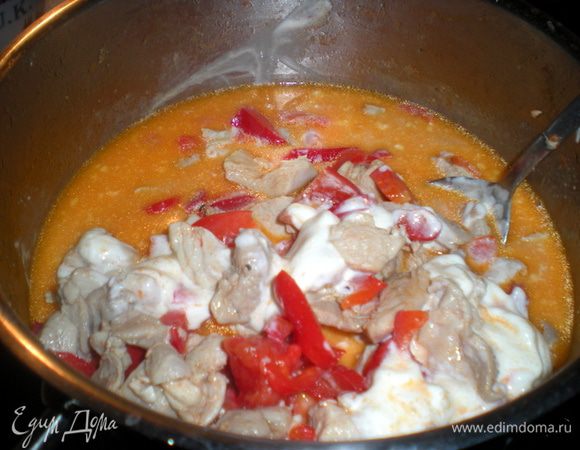 Влить молоко,добавить базилик и соль с перцем.Подмешать макароны.