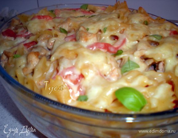 Всё перемешать и выложить в форму для запекания.Посыпать тертым сыром и поставить на 30 минут в разогретую до 180гр.духовку.