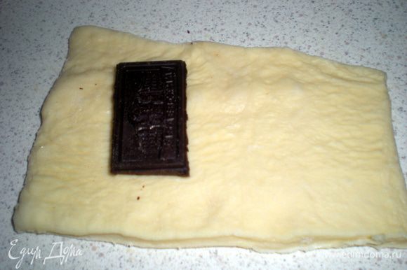 Во время последней раскатки теста,нарезаем его на прямоугольники. На одну половину кладем шоколад.