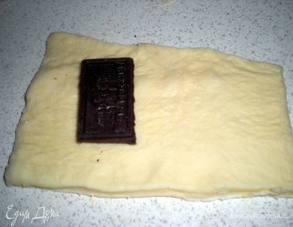 Во время последней раскатки теста,нарезаем его на прямоугольники. На одну половину кладем шоколад.