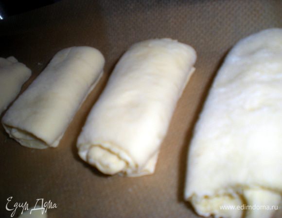 Укладываем на противень смазанный маслом или на бумагу,швом вниз. Сверху обмазать яйцом и оставить на 2 часа в теплом месте.Главное,чтобы не было сквозняка и не сильно жарко должно быть,от жары масло начнет плавиться и тесто будет сильно жирным и не воздушным.