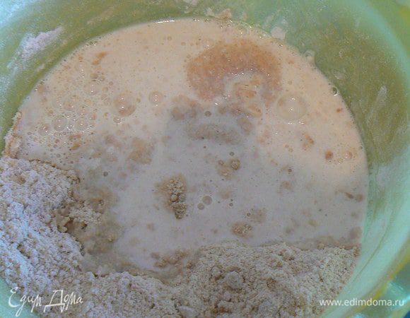  налить кефир комнатной температуры, добавить соль, масло и молоко с дрожжами, перемешать