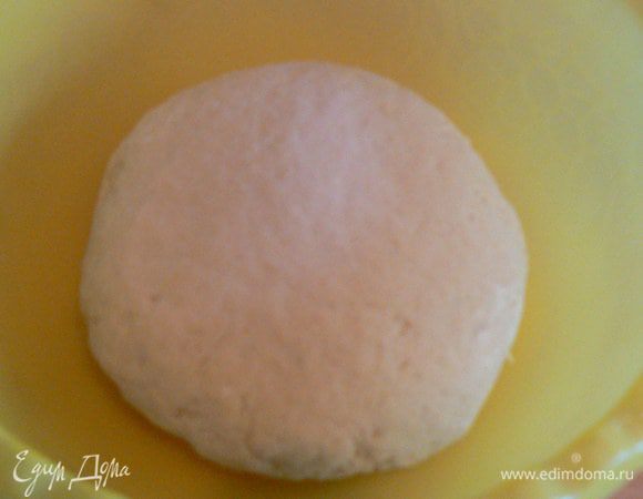  пшеничную муку и замесить плотное и гладкое тесто. Скатать тесто в шар и дать ему подойти в теплом место 1,5-2 часа.