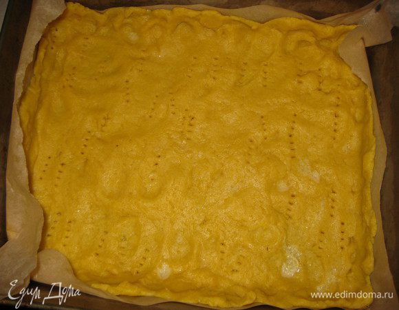 Для начала готовим тесто: холодное сливочное масло (или маргарин) натираем на терке, добавляем муку, сахар и быстро растираем пальцами в крошку (можно это делать в кухонном комбайне, будет еще лучше и быстрее). Добавляем желтки и замешиваем тесто. Если тесто будет очень крутое, то добавляем несколько ложек ледяной воды. Делим тесто на две части, одну примерно 60% теста, другую 40%. Большую часть теста раскатываем, переносим  в форму для выпекания. застеленную пергаментом, делаем бортики, накалываем вилкой и ставим на 1 час в холодильник. Меньшую часть теста заворачиваем в пищевую пленку и ставим в морозильную камеру