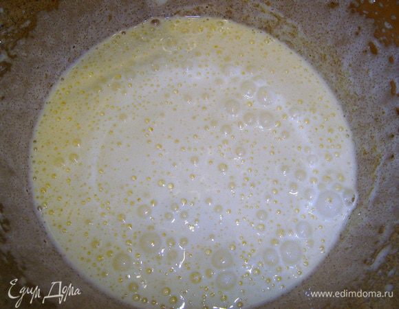 смешать яйца с сахаром. тонкой струйкой добавлять масло.. я перемешивала миксером, но это совсем не обязательно..можно венчиком..