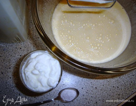 Погасить соду в стакане со сметаной..хорошо перемешать и добавить к тесту..