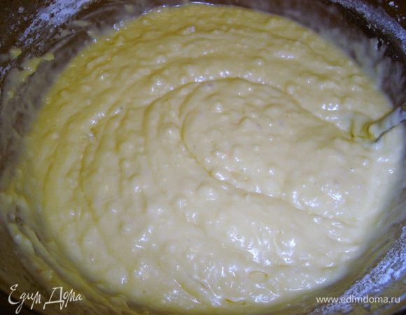 добавить просеянную муку..перемешать..