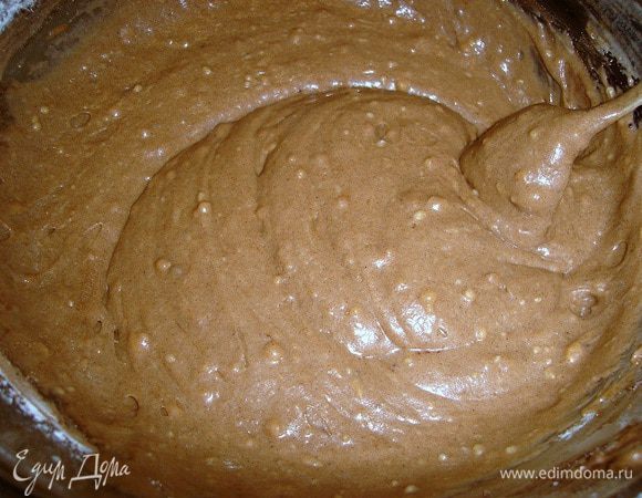 вот полученная масса.. несмотря на то, что мы просеяли муку и какао..остаются комочки..