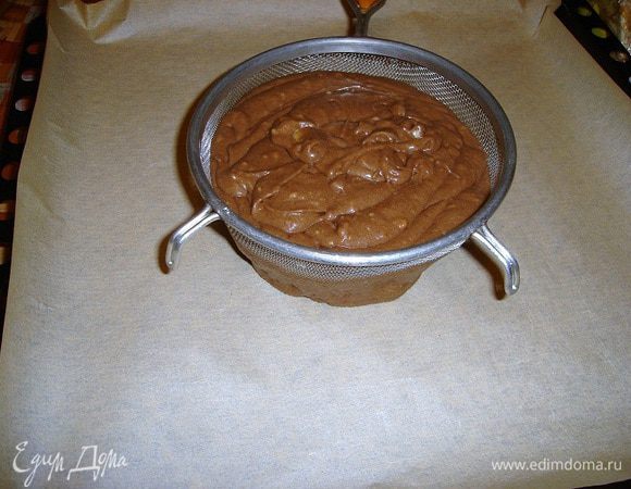 на застеленную бумагой противень пропустить через сито тесто..