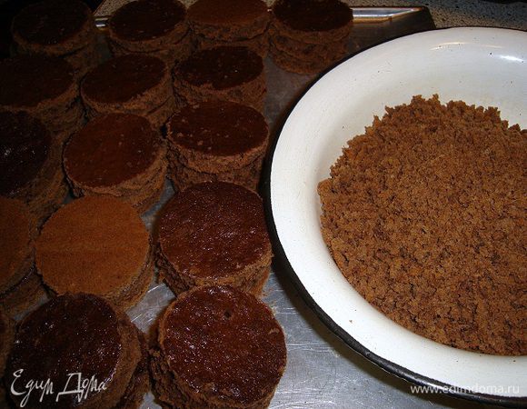 вырезаем с помощью стакана круги и собираем их по 3 штуки.. из остатков сделать крошки..