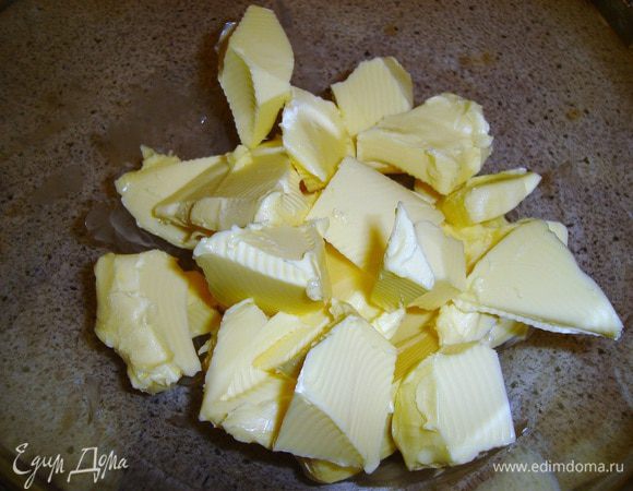 для крема взбить размягченное масло и тонкой стройкой добавлять сгущеное молоко не переставая взбивать..добавить ванилин ..