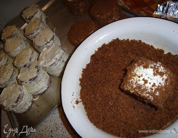 обмазать каждые кружочки сверху кремом..положить друг на друга и обмазать по краям..обвалять их в крошке.. Ежики готовы..