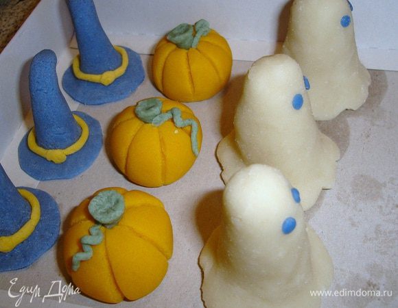 для Хеллоуина я делала фигурки из мастики и шоколада..