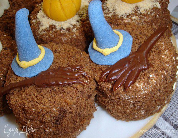 ведьмины колпаки с метлой из шоколада..