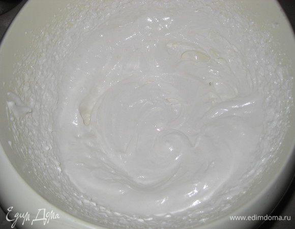 Понемножку добавляем сахар, не переставая взбивать, взбиваем  к жестким пикам