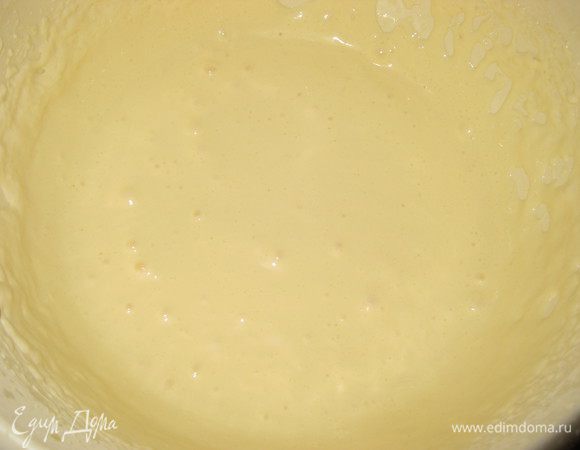 Не переставая взбивать добавляем 2 пачки ванильного пудинга и ванильный сахар.Переключаем миксер на наибольшую скорость и тоненькой струйкой добавляем масло, непрерывно взбивая.










