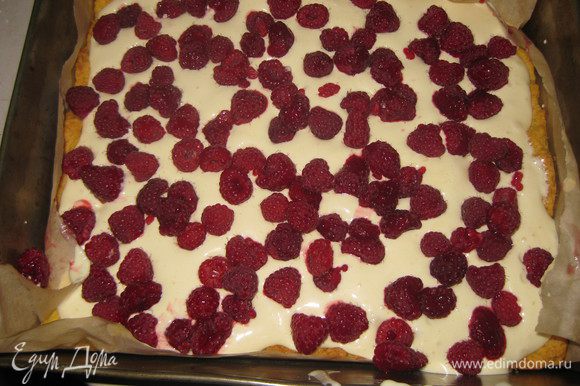 Выкладываем на испеченное тесто белковый пудинг, сверху посыпаем малиной(малину можно заменить другими ягодами по желанию).