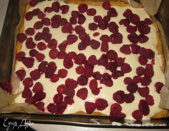 Выкладываем на испеченное тесто белковый пудинг, сверху посыпаем малиной(малину можно заменить другими ягодами по желанию).