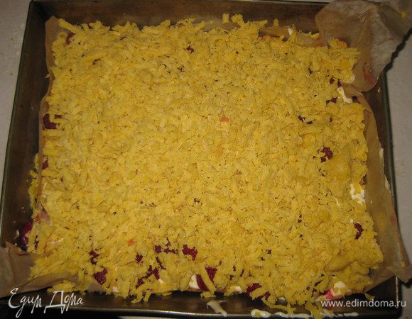 Берем вторую часть теста и натираем на терке с крупными отверстиями поверх пудинга. Выпекаем 35-40 мин. при темп.190 гр.
Пирогу даем полностью остыть. Истепеченный пирог посыпаем сахарной пудрой.




