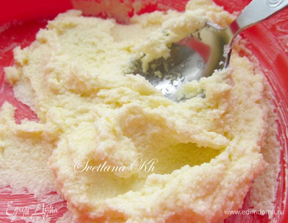 Масло смешать с сахаром до бела, добавить щепотку соли.