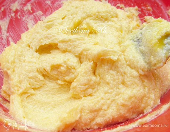 Ввести по одному желтки и хорошенько  размешать до однородности.