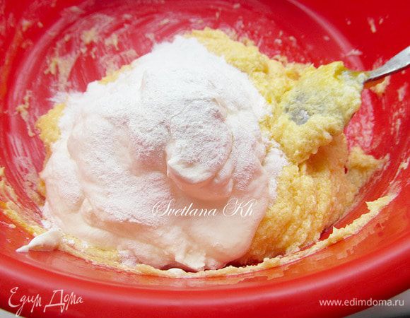 К масляной смеси добавить сметану и разрыхлитель. На этом этапе разделить тесто на  2 неравные части- больше и меньше.