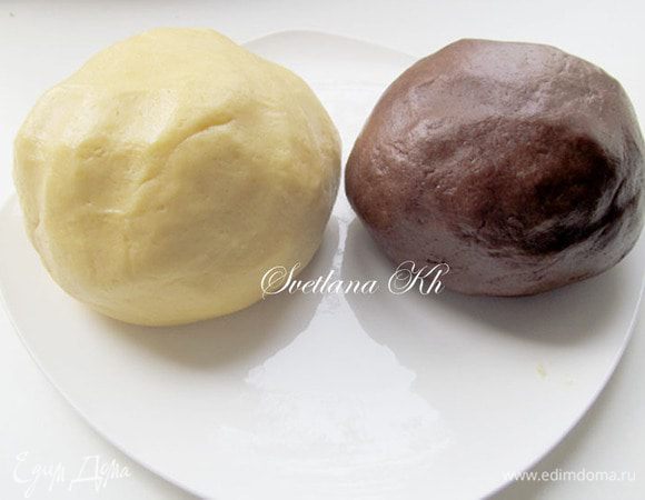  В белое тесто просто добавить муку. Не делайте тесто плотным. Оно получается немного жирноватым и очень мягким.
