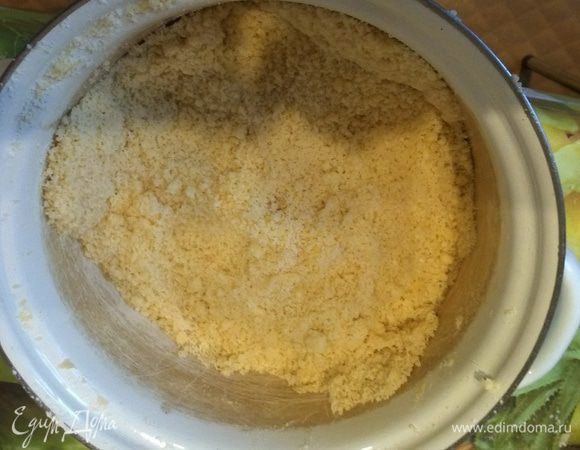 Растереть (лучше руками) в крошку и на время отложить