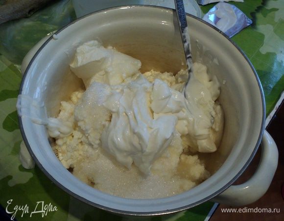 В другой ёмкости соединить яйца и сахар, взбить,добавить обычный и мякгий творог и еще раз взбить