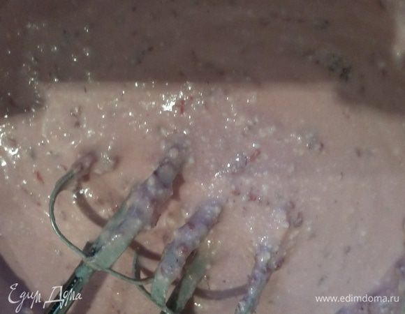 В творожную массу добавить малину и ванилин,взбить